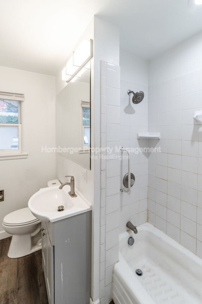 Foto del edificio - 1911 E Thurston Ave