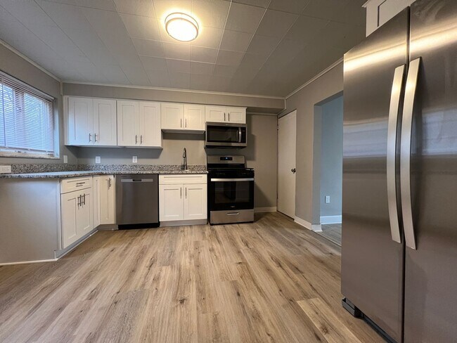 Building Photo - Charming 2-Bedroom Townhome with Modern Up...