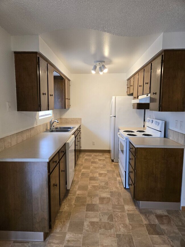 Foto del edificio - 4645 Reimann St NE