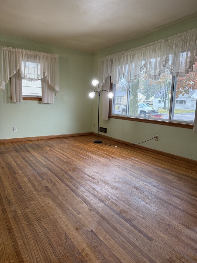 Building Photo - 138 21st Ave S