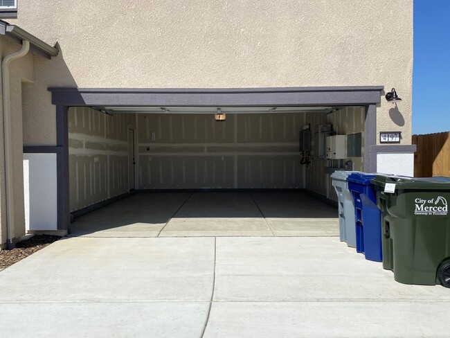 Building Photo - AVAILABLE NOW! 4 bedroom/2.5 bathroom home!