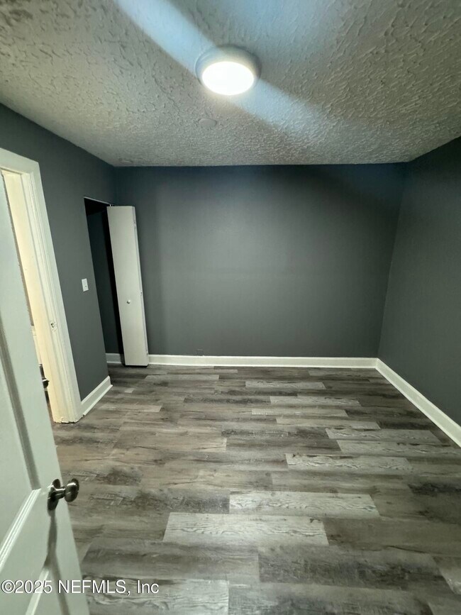 Building Photo - 1526 W 22nd St