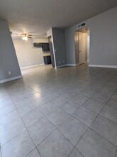 Building Photo - 815 N Peach Ave