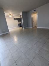 Building Photo - 815 N Peach Ave