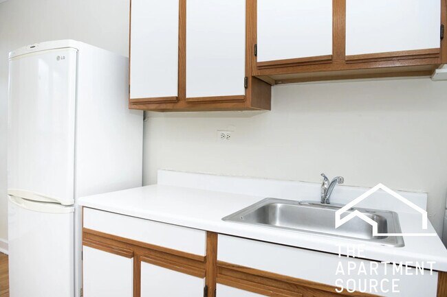 Building Photo - 3345 N Marshfield Ave