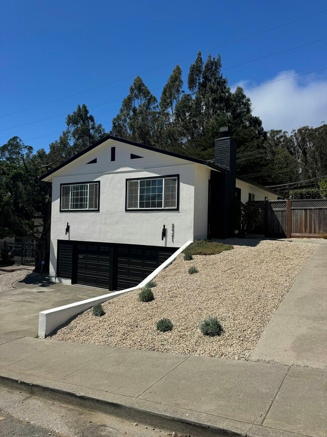 Building Photo - 2921 Fleetwood Dr