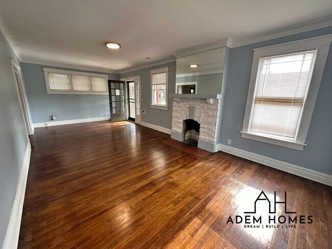 Foto del edificio - Recently Renovated Brick Home Minutes Away...