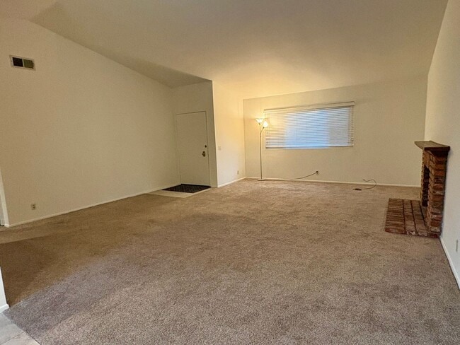 Building Photo - Single Family Home on the West End of Oxnard!