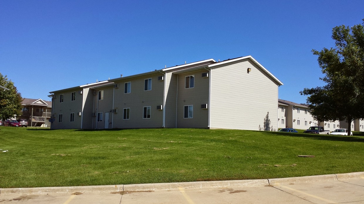 Primary Photo - Hawkeye Village Apartments