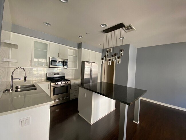 Foto del edificio - Charming 2-Bed / 2.5-Bath Townhouse in the...