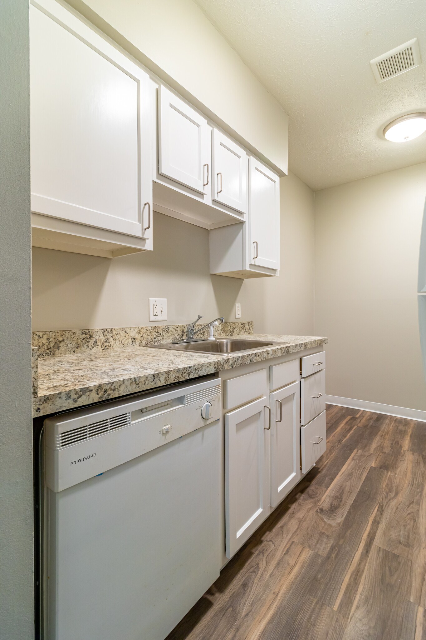 Valley Plaza Apartments – photo 4