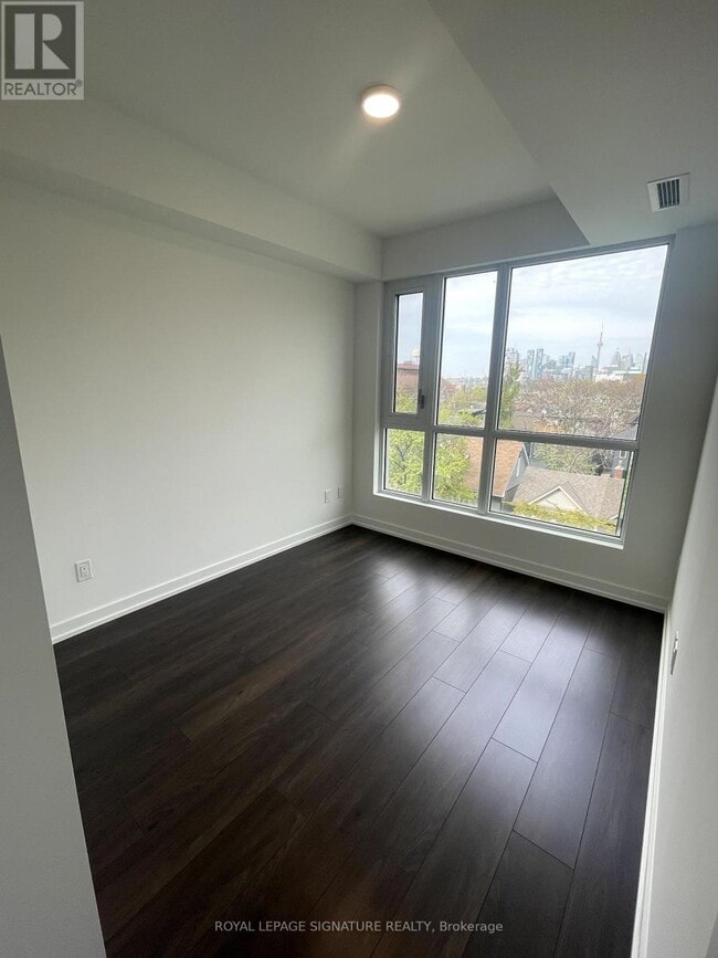 Photo du bâtiment - 150 Logan Ave