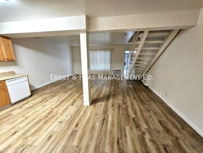 Foto del edificio - Wonderful Townhome-Styled Apartment in the...