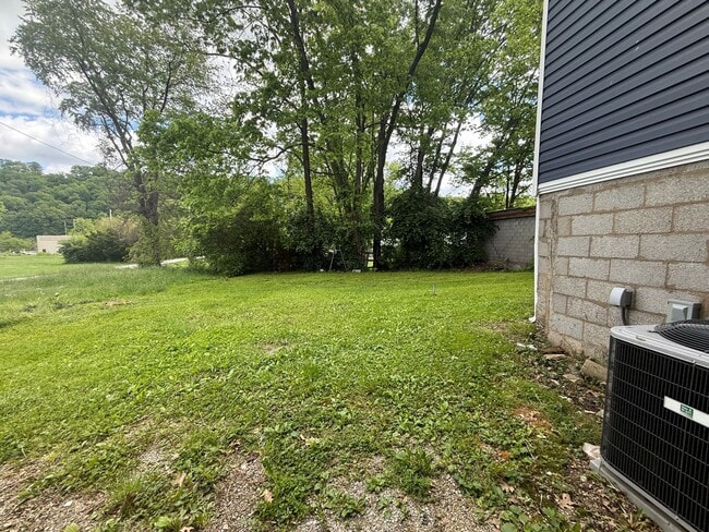 Building Photo - Your Fresh Start in Frankfort! Newly Renov...