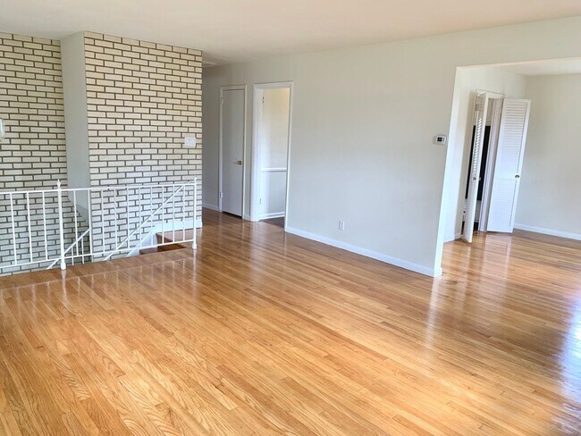 Building Photo - Split Foyer 3bd. 2.5bth Home for Rent in L...