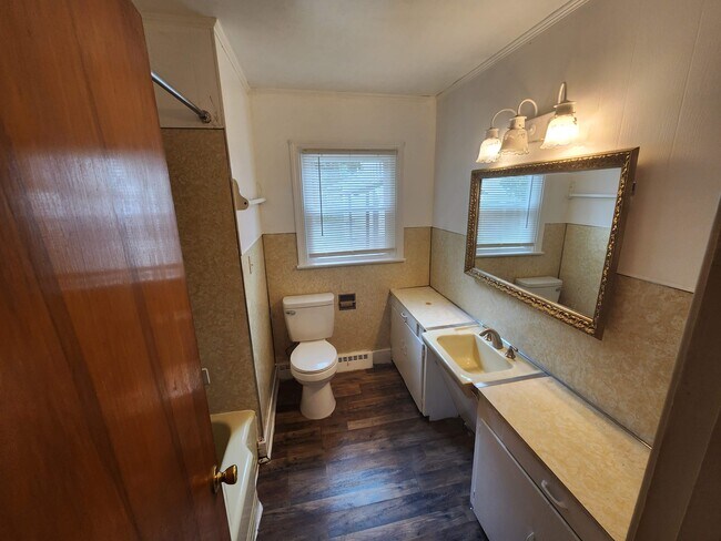 Bathroom - 1070 S Coldbrook Ave