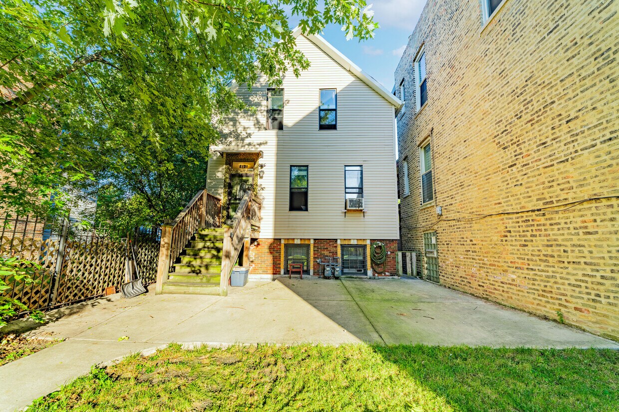 Primary Photo - 2101 S Central Park Ave