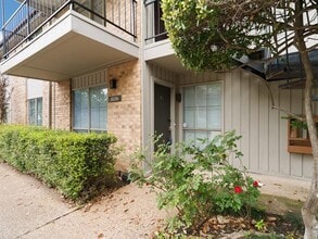 Building Photo - 10236 Regal Oaks Dr