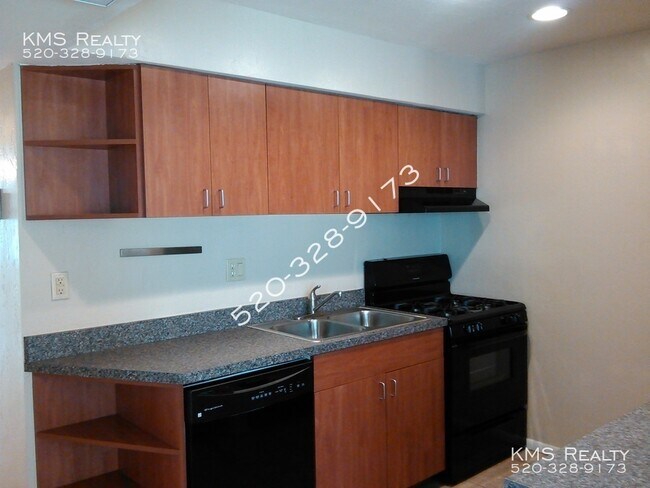 Building Photo - 2525 N Alvernon Way