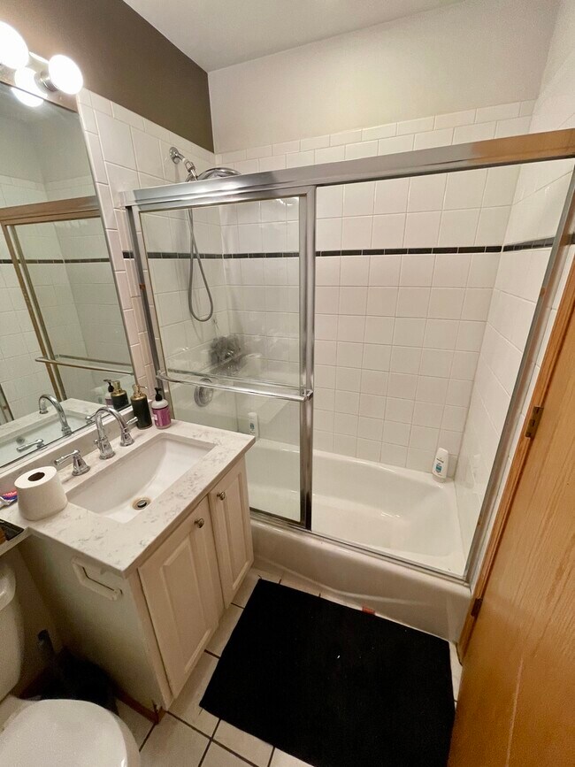 Foto del edificio - 865 W Buckingham Pl