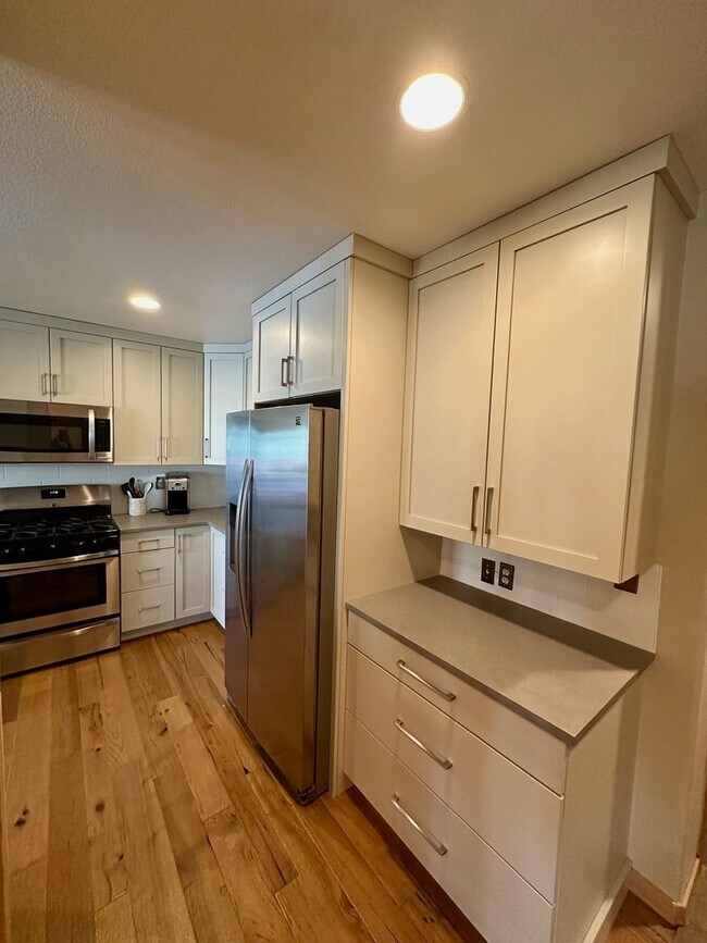 Foto del edificio - 4BD Duplex - Premium Location, Lots of Space, Nice Finishes
