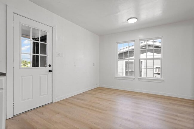 Building Photo - 214 Nassau Dr