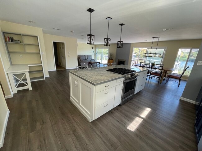 Concepto abierto con isla de cocina - 1534 Oceanaire Dr
