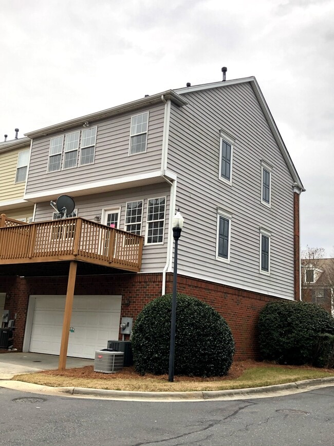 Building Photo - 14005 Labeau Ave