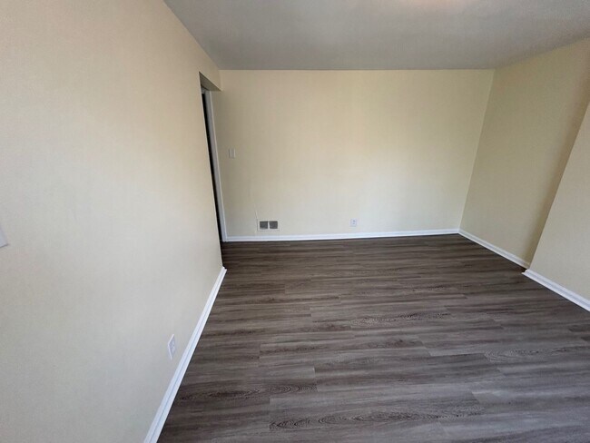 Building Photo - 2401 Rugby Rd