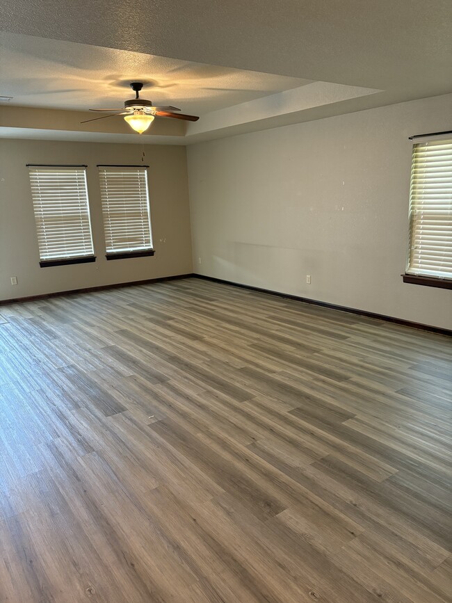 Building Photo - 101 SE Rose Garden Ln