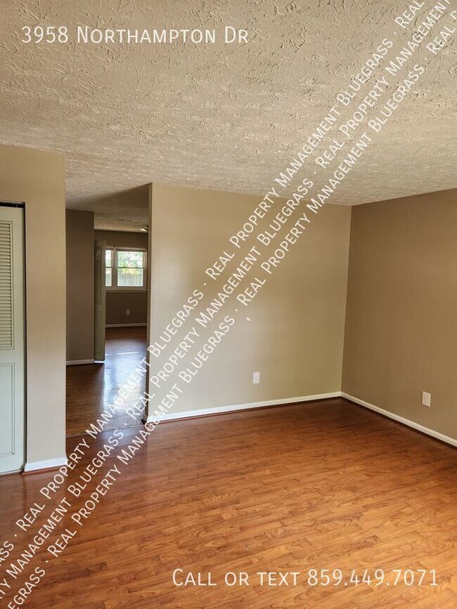 Building Photo - Amazing Find! 3 Bedroom 1 Bath in South Le...