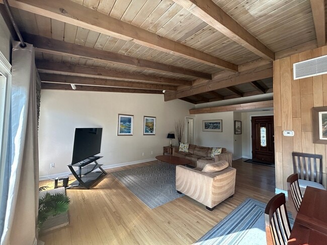 Sala de estar - 5835 Babbitt Ave