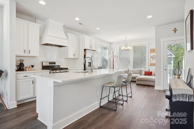 Building Photo - 562 Amalfi Dr