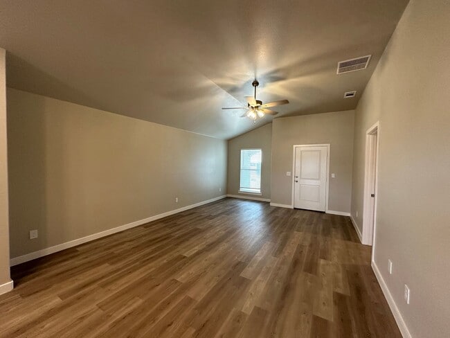 Building Photo - Awesome 3 Bedroom 2 bathroom!