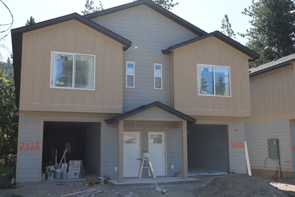 Building Photo - Duplex in CDA !