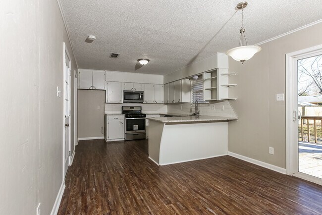 Building Photo - 22 Single Oaks Dr