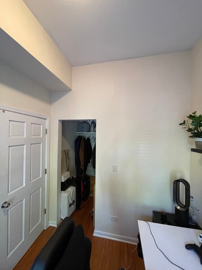 Foto del edificio - 858 N Marshfield Ave