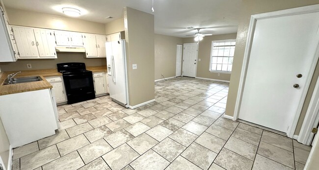 Foto del edificio - LOVELY 3/2 NW House w/ 2-Car Garage, Tile ...