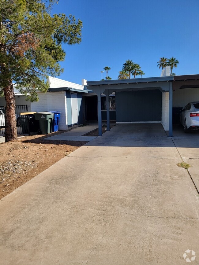 Building Photo - 1166 N Catalina Ave