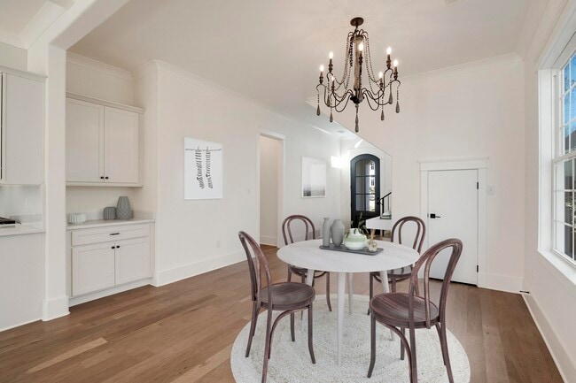 Building Photo - 1117 E Irvin Dr