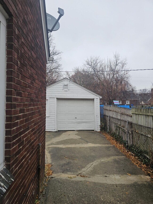 Foto del edificio - 5766 Bluehill St