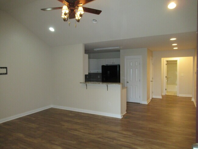 Building Photo - Duplex with Garage in Lincolnton!