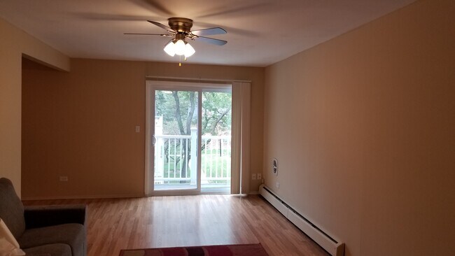 Living Room - 904 Ridge Sq