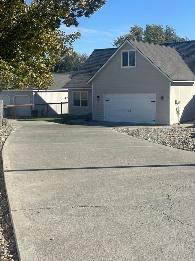Building Photo - 5 Bedroom Home! Available now.