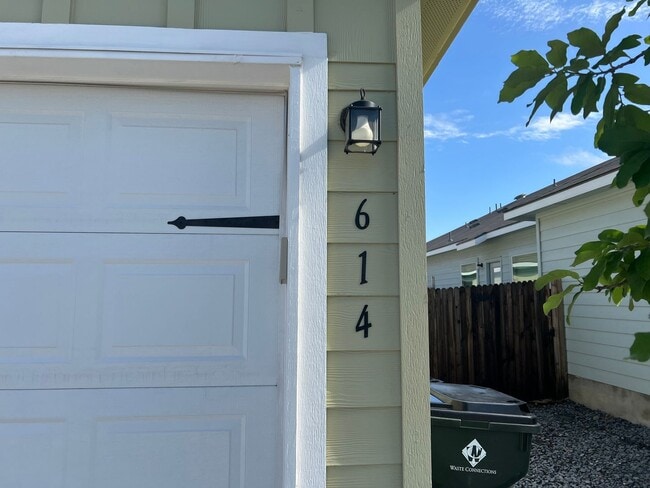 Building Photo - Luxury 3/2 Duplex in Seguin, Texas