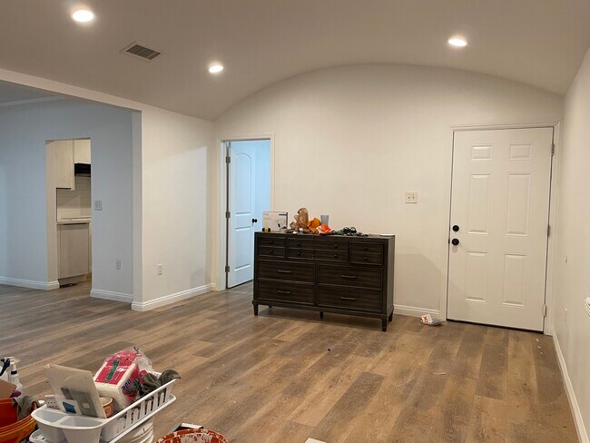Foto del edificio - 831 E 82nd St