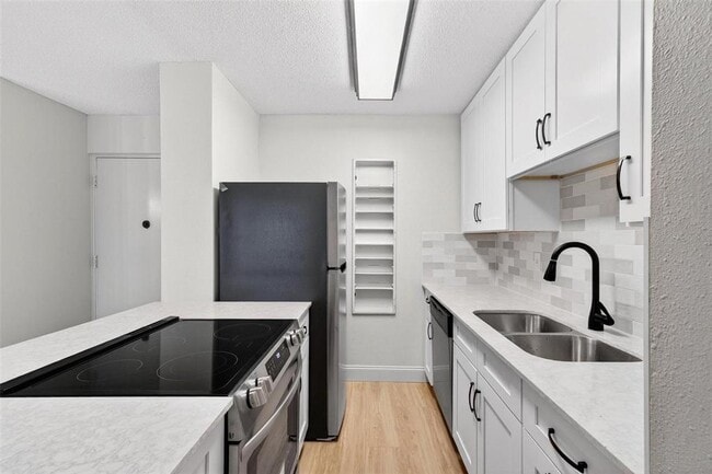 Building Photo - 2302 S Manhattan Ave