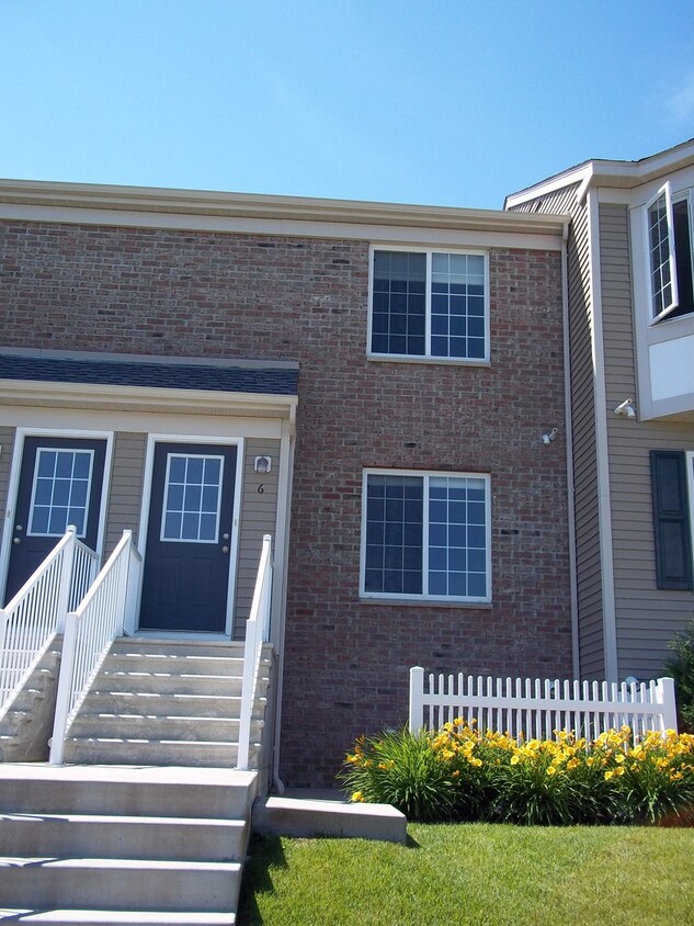 Foto principal - Hugo - Like New 2 Bed/2 Bath Townhome W/ A...