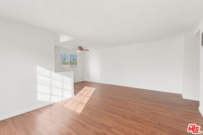 Foto del edificio - 12325 Oxnard St