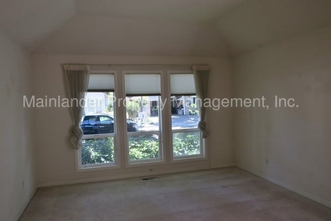 Building Photo - 28655 SW Sandalwood Dr